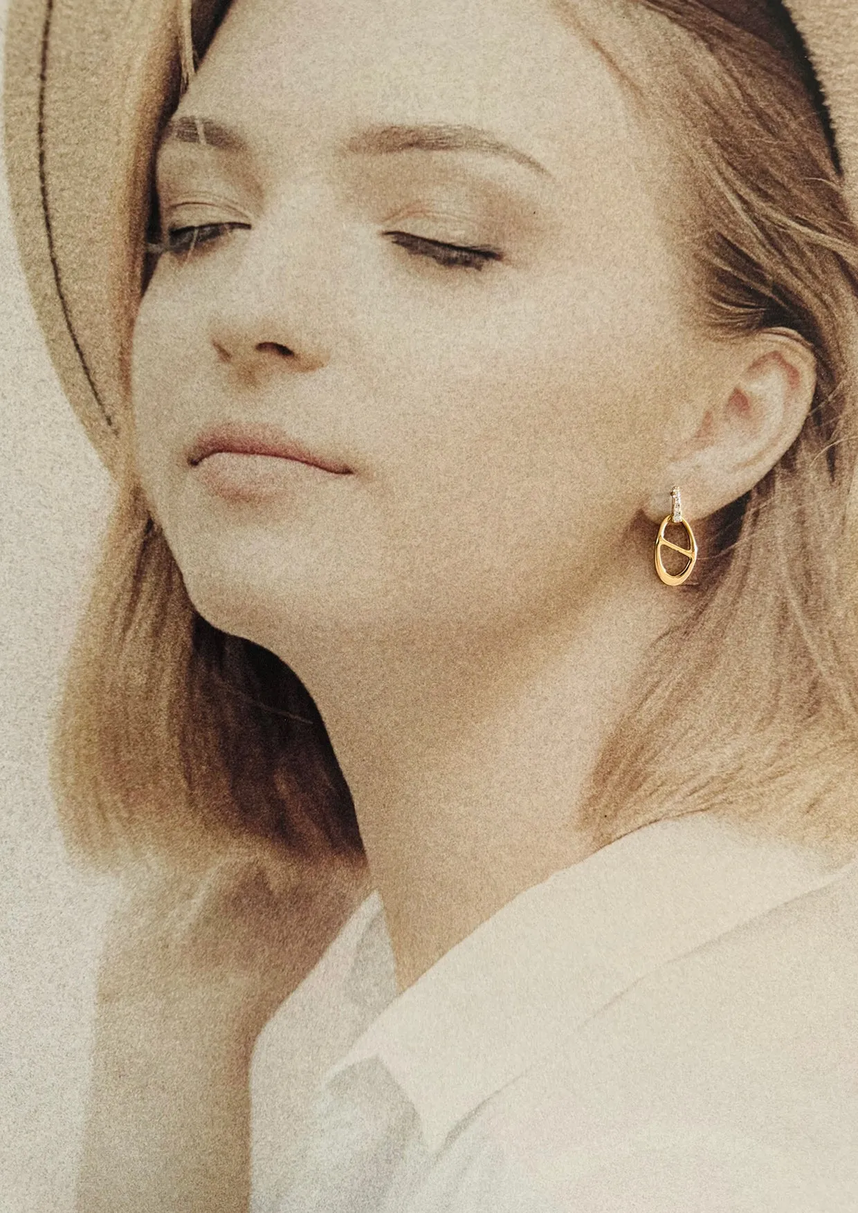 Copper Alloy - Theta golden earrings decorated with diamonds - CARA
