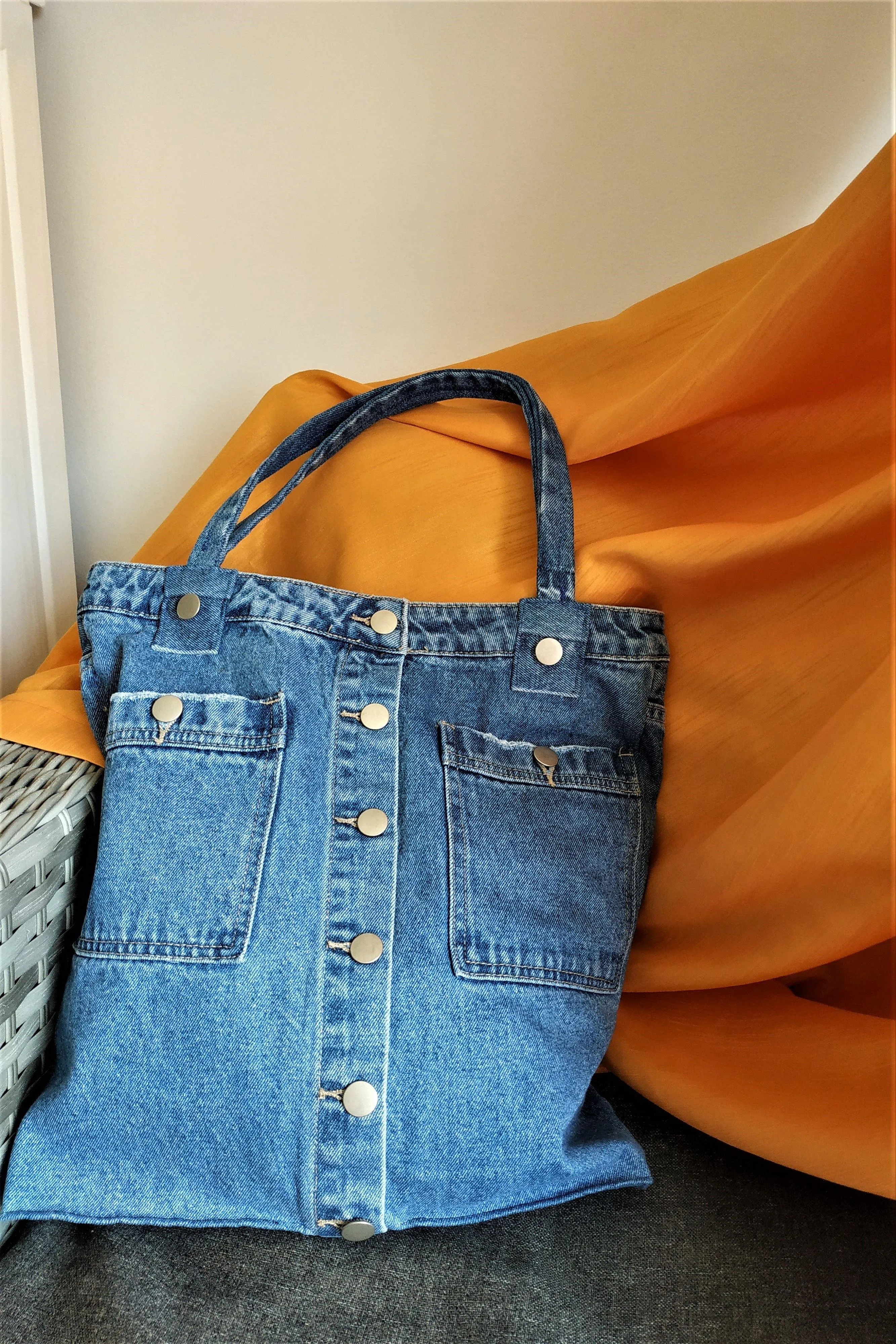 Denim tote bag with two outer and two inner pockets
