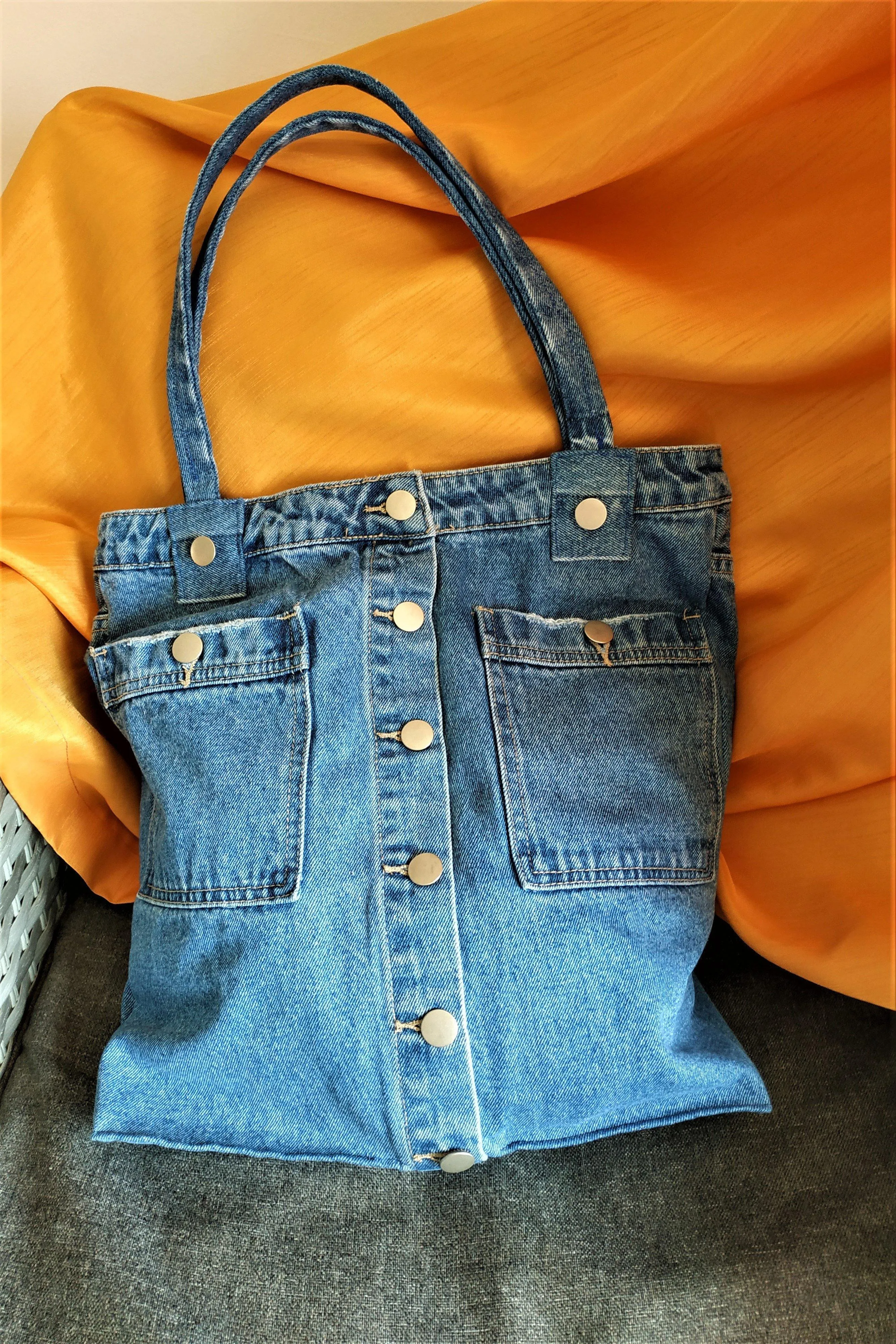 Denim tote bag with two outer and two inner pockets