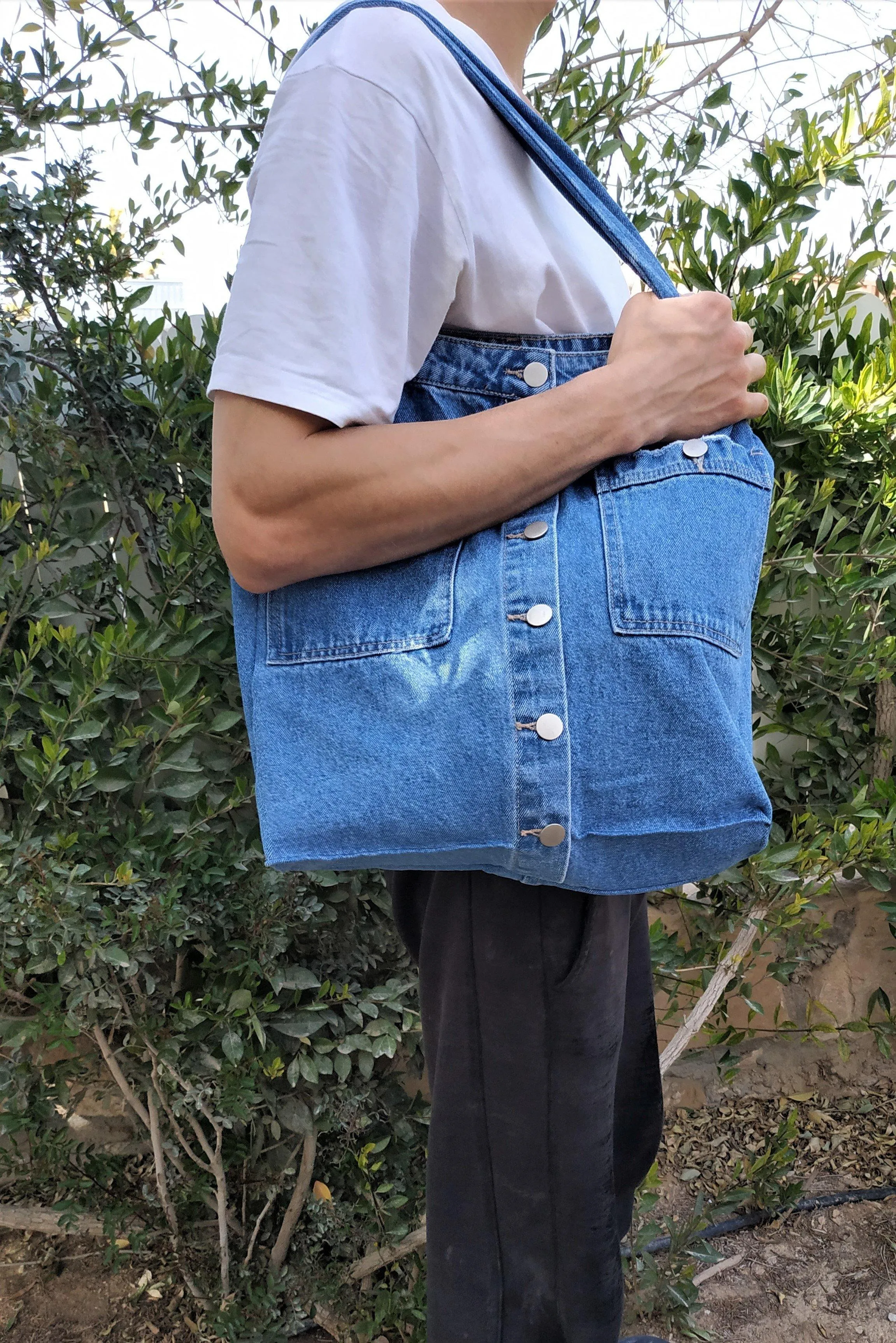 Denim tote bag with two outer and two inner pockets