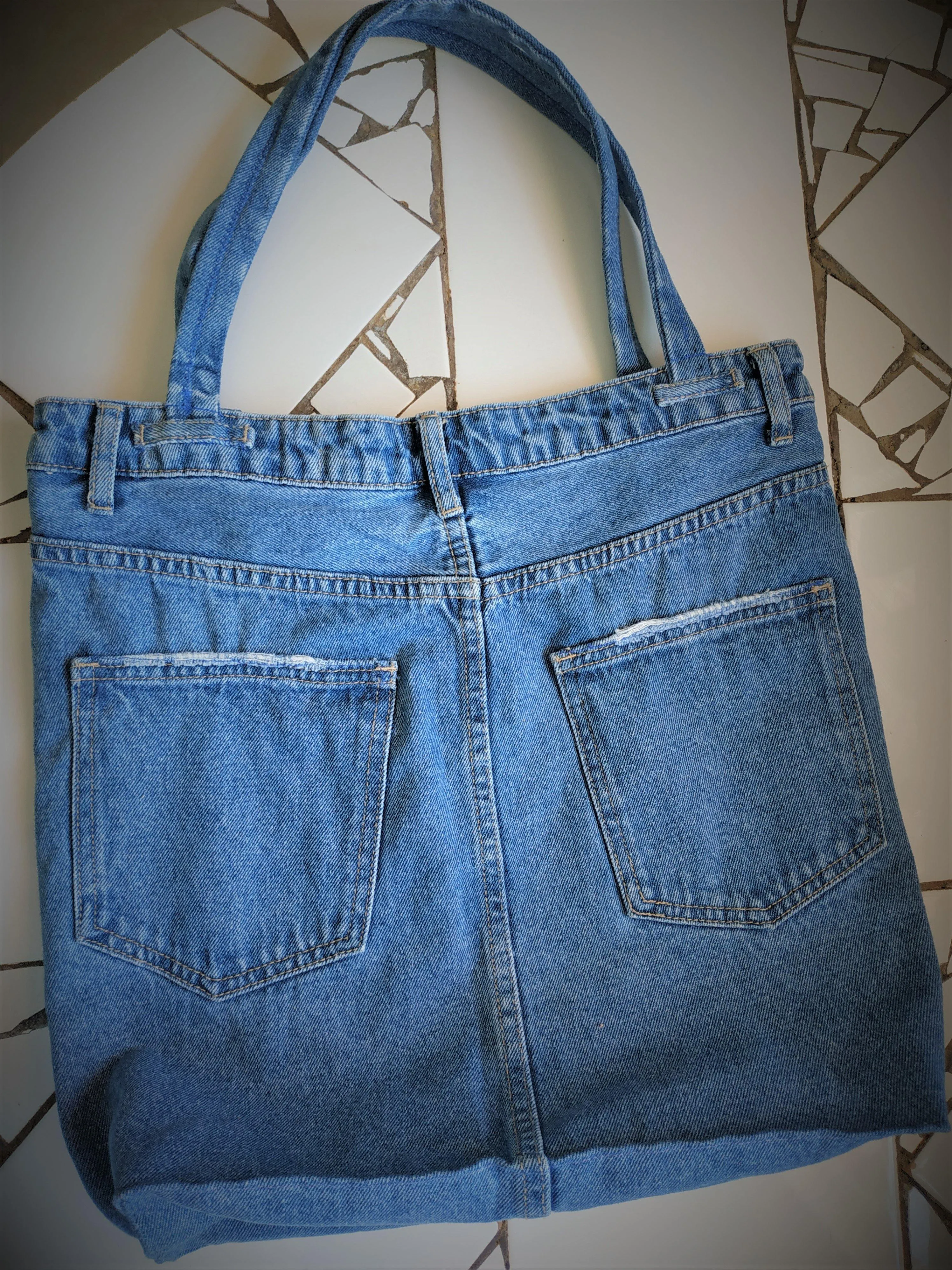 Denim tote bag with two outer and two inner pockets