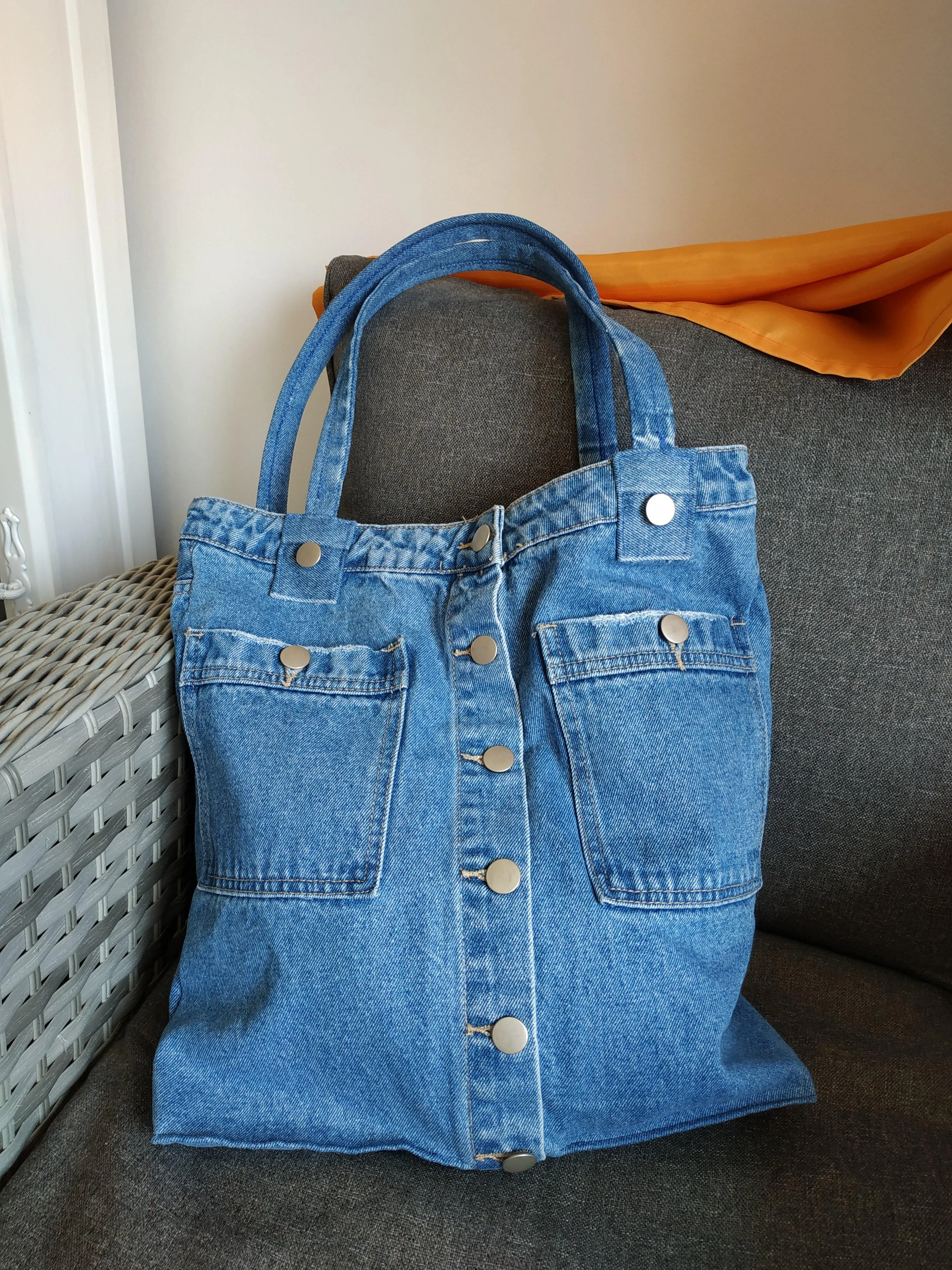 Denim tote bag with two outer and two inner pockets