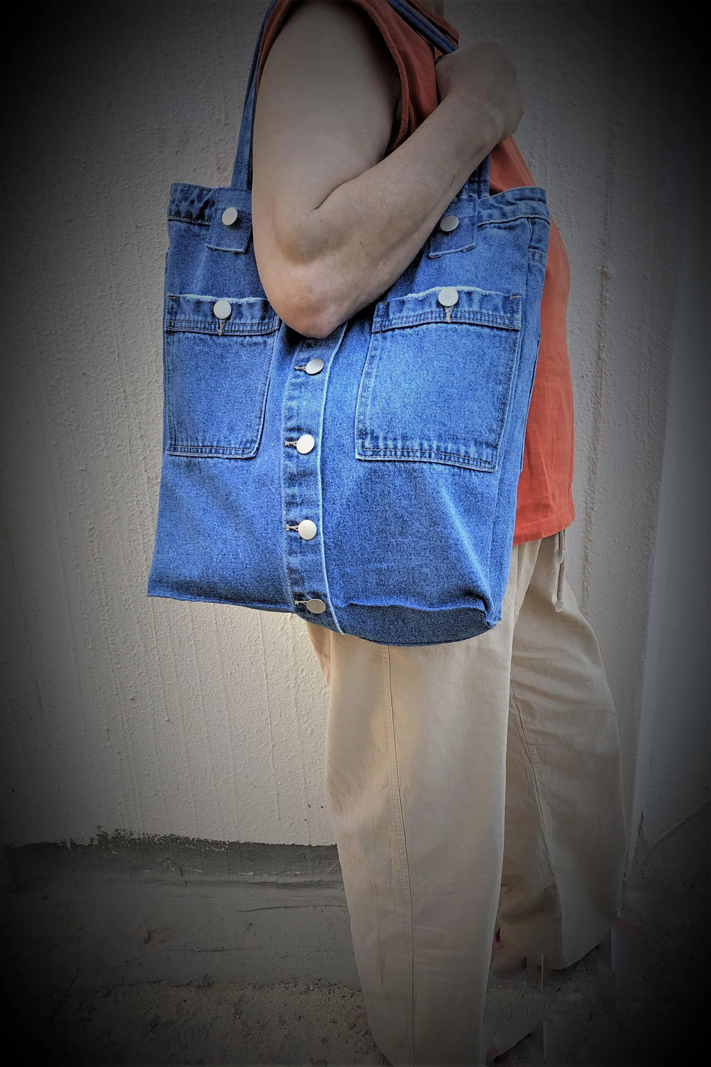 Denim tote bag with two outer and two inner pockets