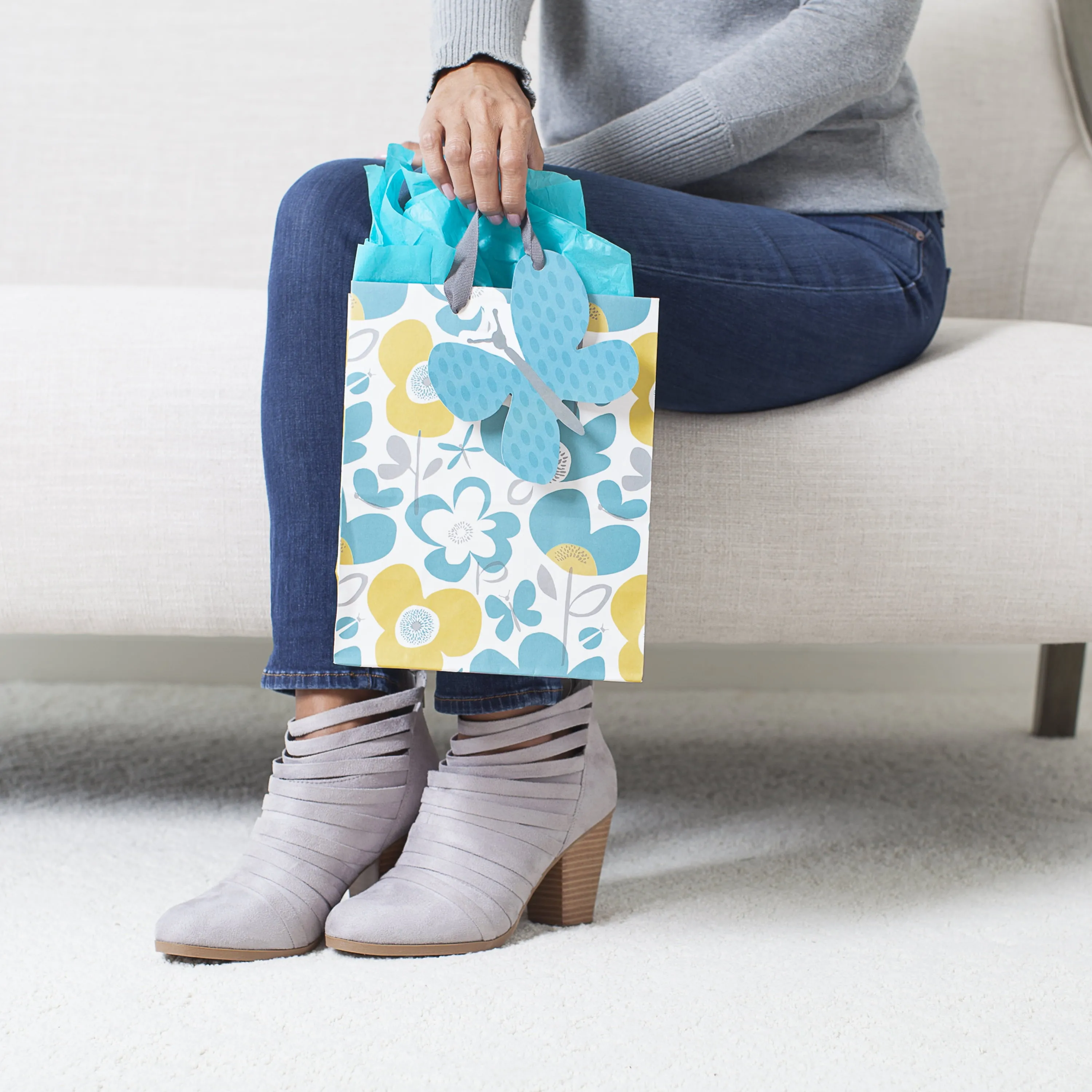 Hallmark Medium Gift Bag with Tissue Paper (Flowers and Butterflies)