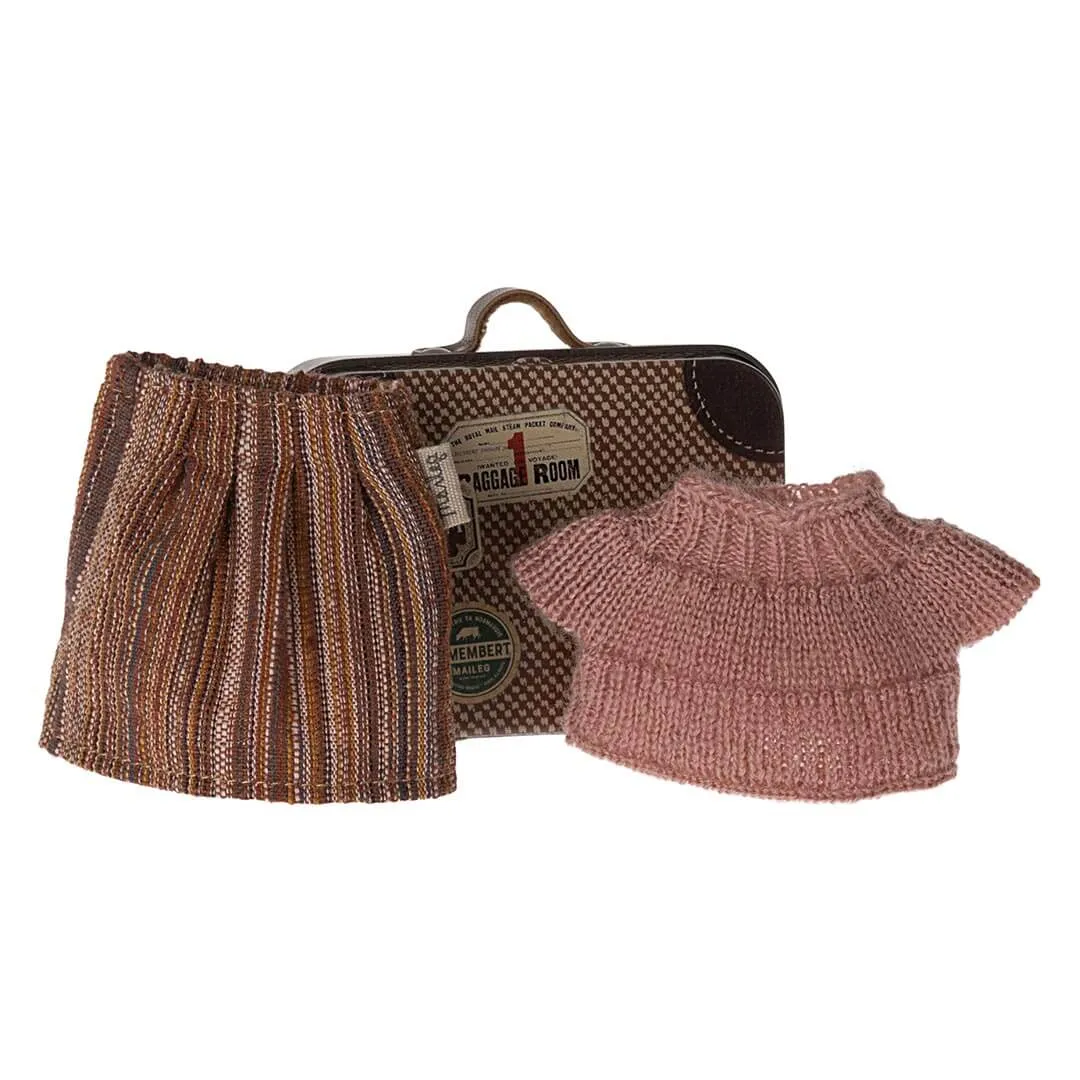 Knitted Blouse and Skirt in a Suitcase - Grandma Mouse