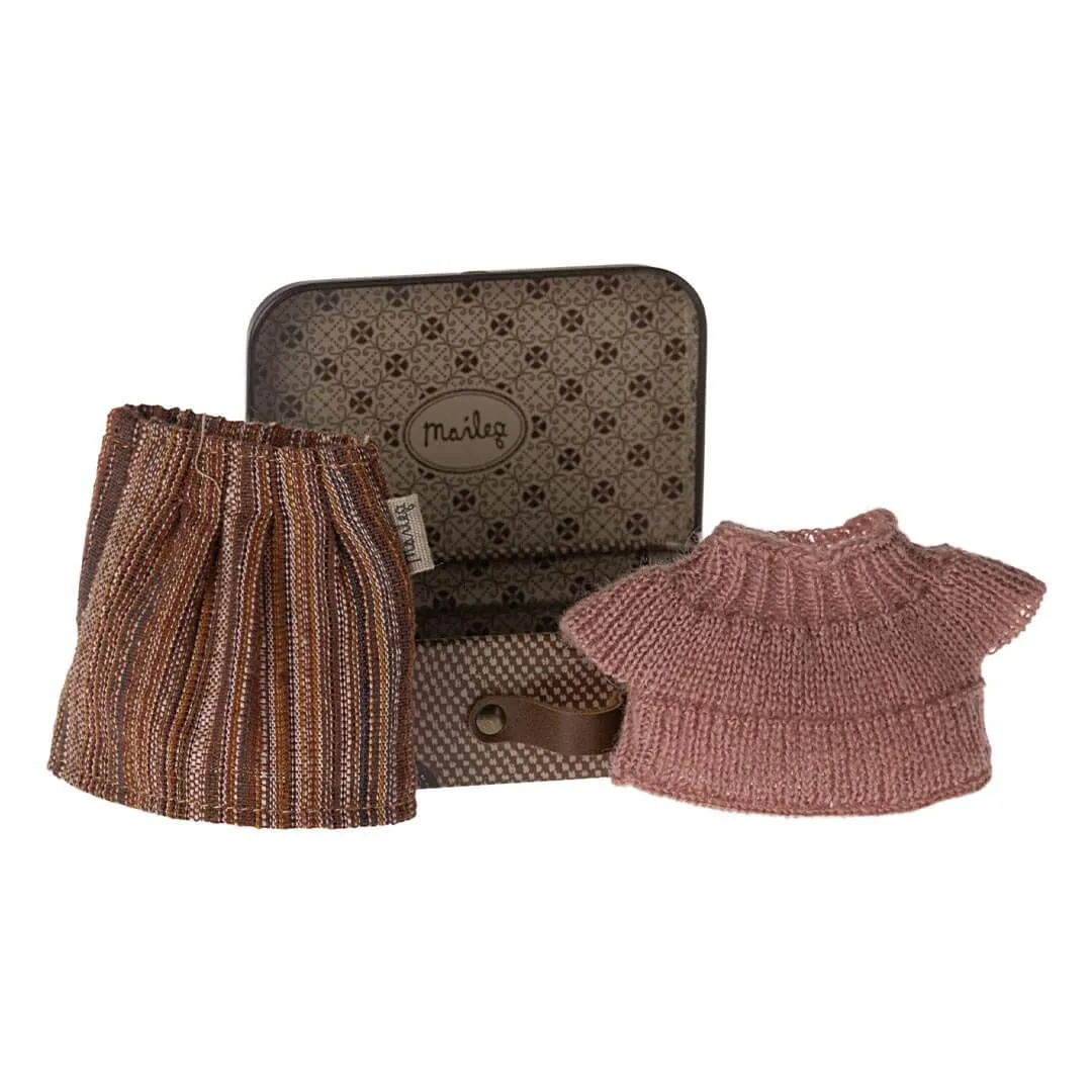 Knitted Blouse and Skirt in a Suitcase - Grandma Mouse